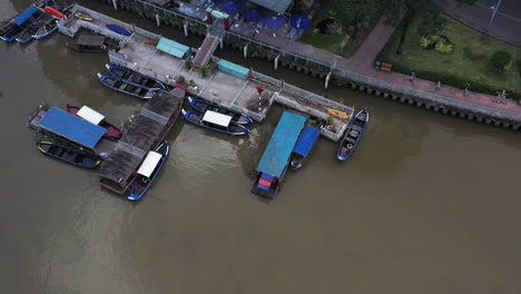 Luftbild-Von-Oben-Nach-Unten-Auf-Den-Yachthafen-An-Einem-Kanal-Im-Bezirk-Binh-Thanh-In-Ho-Chi-Minh-Stadt-Vietnam