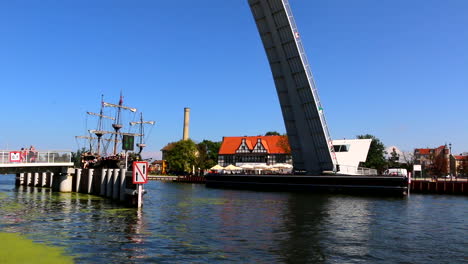 Gdansk,-Polonia,-Barco-Pirata-Navegando-Bajo-El-Puente-Levadizo,-Concepto-De-Viaje-Y-Aventura