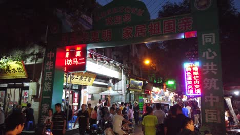 Xian,-China---Agosto-De-2019:-Multitudes-Que-Visitan-El-Popular-Distrito-De-Comida-Callejera-Llamado-Barrio-Musulmán-Por-La-Noche,-Ciudad-De-Xian,-Provincia-De-Shaanxi,-China-Central