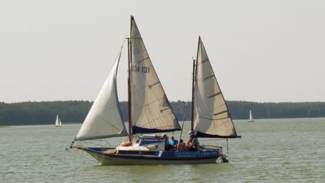 Yate-De-Dos-Mástiles-Navegando-En-El-Lago-Wdzydze-En-El-Parque-Paisajístico-Kashubian-En-El-Voivodato-De-Pomeranian