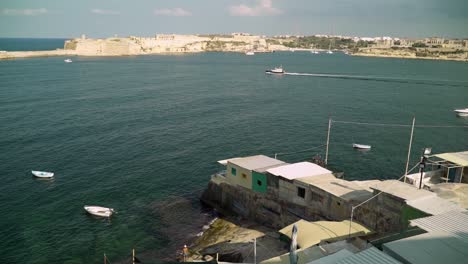 Boote,-Die-An-Einem-Sonnigen-Tag-An-Der-Küste-Von-Valletta-Auf-Der-Insel-Malta-Segeln