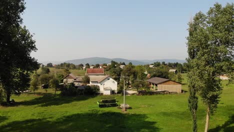 Kreis-Lika-In-Kroatien-Mit-Idyllischen-Dörfern-Und-Wunderschönen-Kristallklaren-Flüssen