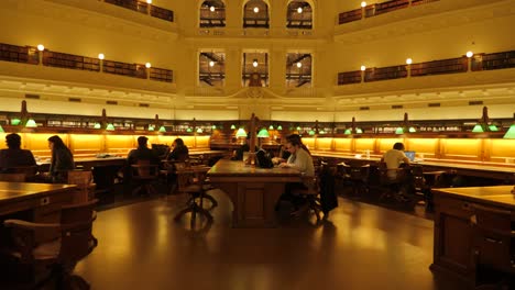 Biblioteca-Estatal-Victoria-En-La-Noche-Gente-Estudiando-En-La-Biblioteca-De-Melbourne-Atracciones-Turísticas-De-Melbourne,-Biblioteca-De-Melbourne