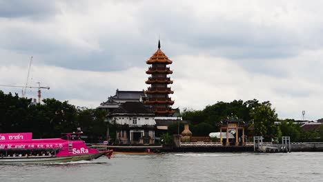 El-Templo-Y-Pagoda-Che-Chin-Khor-En-El-Río-Chaophraya-Es-Famoso-Entre-Los-Devotos-Y-Entre-Los-Dibujantes,-Fotógrafos-Y-Turistas-De-Todo-El-Mundo