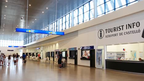 Schwenk-Der-Eingangshalle-Des-Flughafens-Castellon-In-Spanien