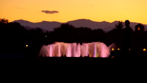 Beleuchteter-Wasserbrunnen-In-Zeitlupe-Vor-Dem-Hintergrund-Der-Skyline-Von-Denver
