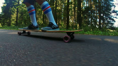 Persona-Del-Sexo-Masculino-Con-Calcetines-Altos-Blancos-Longboarding