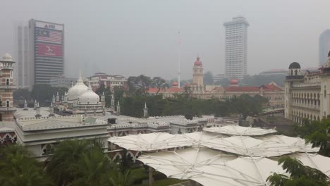 Mezquita-Masjid-Jamek-En-Kuala-Lumpur-Envuelta-En-Una-Espesa-Neblina-Causada-Por-Incendios-Forestales-En-Indonesia