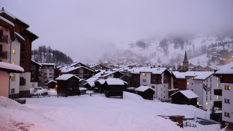 Vista-De-Gran-Angular-Que-Muestra-La-Ciudad-De-Zermatt,-Suiza-Durante-Los-Meses-De-Invierno