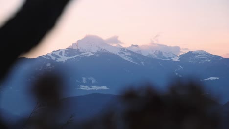 Extreme-Nahaufnahme,-Schneebedeckter-Berggipfel-In-Italien,-Malerische-Aussicht-Auf-Wolkenbildung-Oben-Im-Hintergrund
