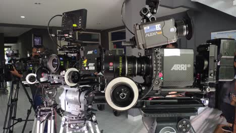 Una-Fila-De-Cámaras-De-Cine-Profesionales-Arri-Alexas-De-Configuración-Completa