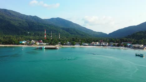 Ruhige-Tropische-Bucht-Mit-Lebendigem-Wasser-Der-Türkisfarbenen-Lagune,-Ruhiger-Exotischer-Strand-Und-Luxuriöses-Resort-Bei-Sonnenaufgang-In-Thailand
