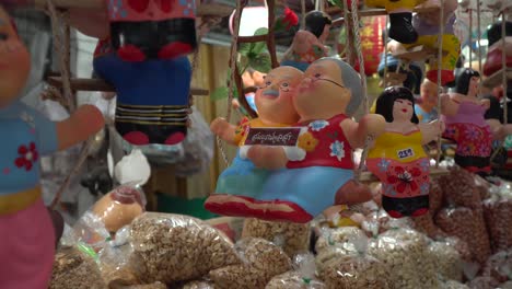 Fette-Puppen-Hängen-Auf-Einer-Schaukel-In-Chiang-May,-Lokaler-Markt,-Thailand-Spielzeug