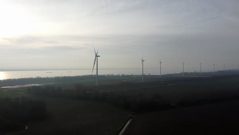Luftaufnahme-Von-Windkraftanlagen-Im-Sonnenuntergang