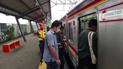 Menschen-Aus-Jakarta-Steigen-Am-Bahnhof-Cisauk-In-Den-KRL-Zug-Ein