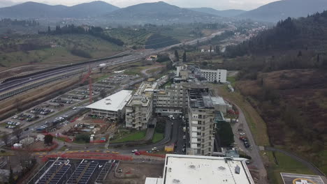 Autobahn--Und-Krankenhausgebäude-In-Italien