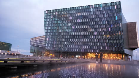 Die-Atemberaubende-Tanzende-Lichtshow-Im-Harpa-Konzertsaal-In-Der-Innenstadt-Von-Reykjavik,-Island