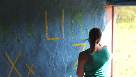 Ein-Mitarbeiter-Bemalt-Während-Einer-Wohltätigkeitsveranstaltung-Die-Wand-Eines-Klassenzimmers-In-Ziway,-Äthiopien