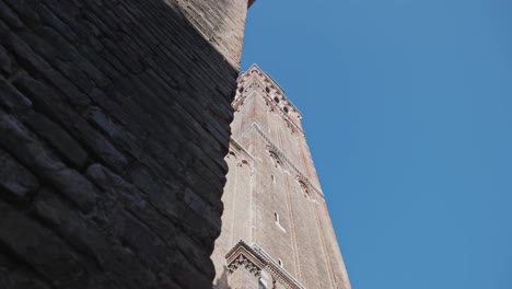 Basilica-Di-Frari,-Revelando-Una-Toma-En-ángulo-Bajo-Del-Campanario
