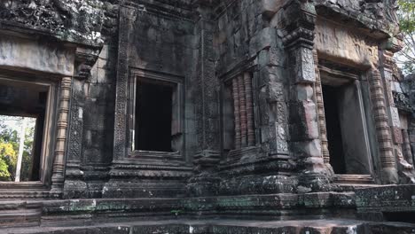 Cerrar-Toma-Panorámica-Exterior-De-Las-Puertas-Y-Ventanas-Con-Marcos-Tallados-Y-Decorados-De-La-Antigua-Estructura-Del-Templo-Cerca-De-Angkor-Wat