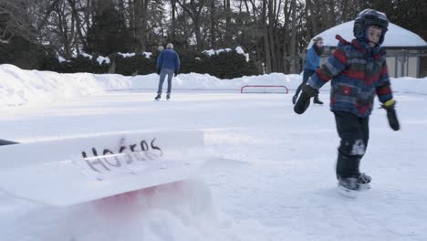 Un-Niño-Patinando-En-Una-Pista-De-Patinaje-Al-Aire-Libre