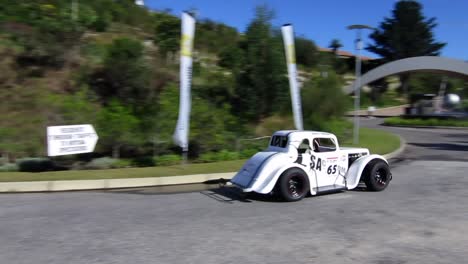 Weißer-Klassischer-Roadster-Beschleunigt-Die-Strecke-Beim-Simola-Hillclimb