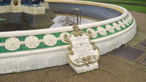 Taunton,-Somerset,-Vereinigtes-Königreich,-Nahaufnahme-Des-Sehr-Schönen-Queen-Victoria-Memorial-Fountain-In-Der-Mitte-Des-Vivary-Parks