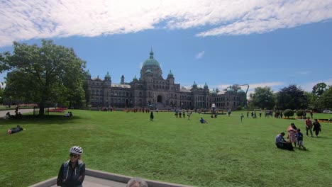 Edificio-Del-Parlamento-En-Victoria-En-Canadá-Y-Superficie-Verde-Con-Gente-Disfrutando-En-Verano