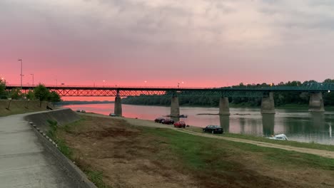 Blick-Auf-Den-Rosafarbenen-Sonnenuntergang-über-Dem-Fluss