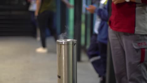 Rauch-Kommt-Aus-Einem-öffentlichen-Aschenbecher