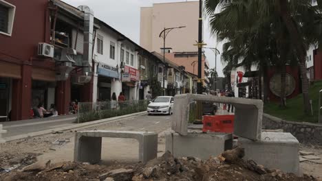 Weitwinkelaufnahme-Der-Laufenden-Bauarbeiten-Mitten-Auf-Der-Stadtstraße-An-Bewölkten-Tagen