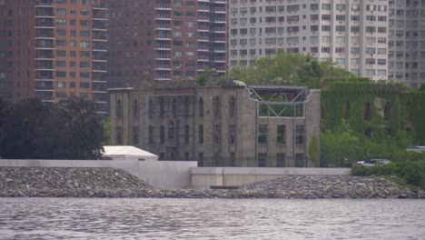 Pocken-Gedenkkrankenhaus-Auf-Roosevelt-Island-In-New-York-City-Wird-Derzeit-Umgebaut