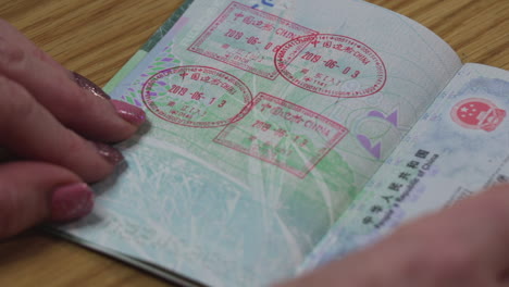 Reisepass-Mit-Datierten-Passkontrollstempeln-Für-Die-Ein--Und-Ausreise-Aus-Der-Volksrepublik-China