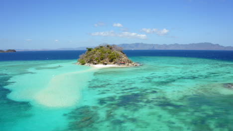 Luftaufnahme-Der-Insel-Bulog-Dos-Und-Türkisfarbenem-Wasser,-Am-Sonnigen-Tag,-Coron,-Palawan,-Philippinen