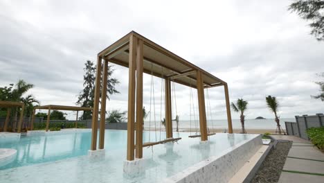 Entspannender-Garten-Mit-Swimmingpool,-Umgeben-Von-Einem-Wunderschönen-Blick-Auf-Den-Strand