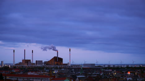 Lapso-De-Tiempo-De-Las-Nubes-Que-Pasan-Por-La-Noche-Sobre-La-Estación-De-Esquí-Cubierta-En-Copenhague