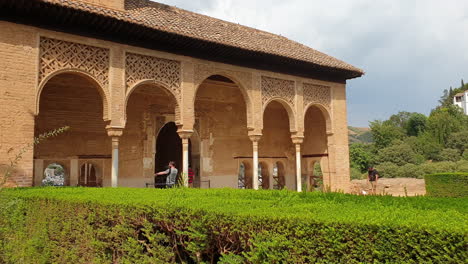 Tourist-Fotografiert-Portikuspalast,-Alhambra,-Granada,-Spanien.-Verkleinern