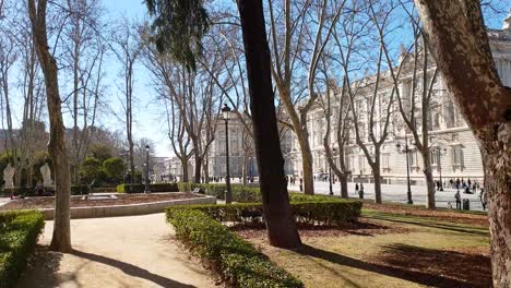 Kamerafahrt-Durch-Die-Plaza-Oriente-Mit-Blick-Auf-Den-Park-Vor-Dem-Palacio-Real-De-Madrid,-Dem-Königspalast