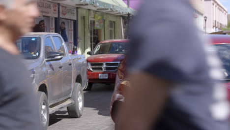 Autos-Fahren-Auf-Einer-Belebten-Straße-In-Oaxaca,-Mexiko