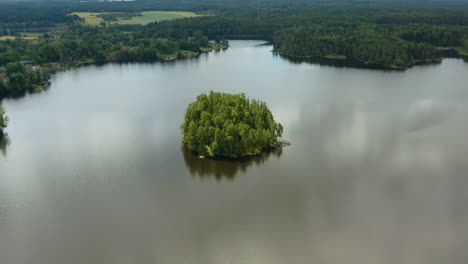 Aerial,-tilt,-drone-shot-over-a-island-on-lake-Bruntrasket,-on-a-partly-sunny-day,-in-Inkoo,-Uusimaa,-Finland