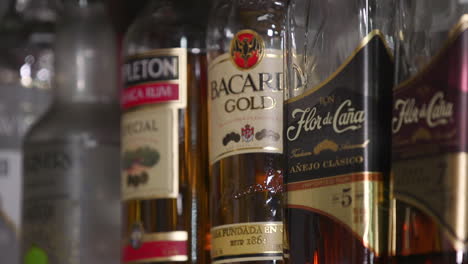 Botellas-De-Ron-Sentadas-En-Un-Estante-En-Un-Bar-Peruano