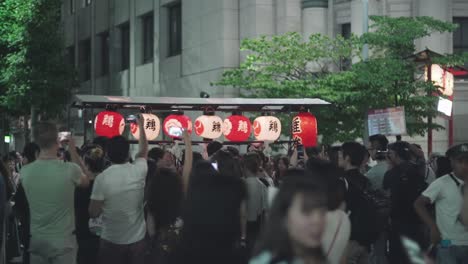 Kyoto,-Japan---Traditional-Hiyori-Kagura-Procession-With-Colorful-Lanterns-During-The-Yoiyama-Festival-At-The-Gion-Matsuri-Festival-At-Night---Panning-Shot