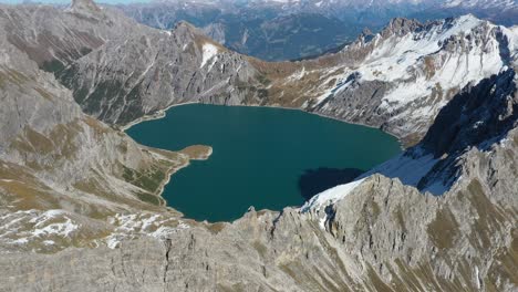 Drohnenschuss,-Der-über-Die-Steile-Klippe-Auf-Dem-Berg-Lunersee-In-Der-Schweiz-Fliegt-Und-Den-Herzförmigen-Love-Heart-Lake-überblickt