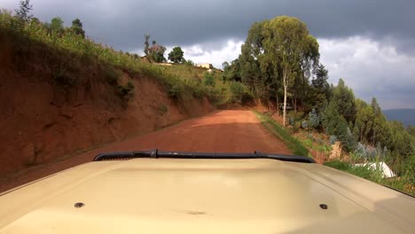 Safarifahrzeuge,-Die-Durch-Ruandische-Dörfer-Und-Bergstraßen-Fahren