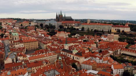 Luftaufnahme-über-Den-Roten-Ziegeldächern-Von-Prag