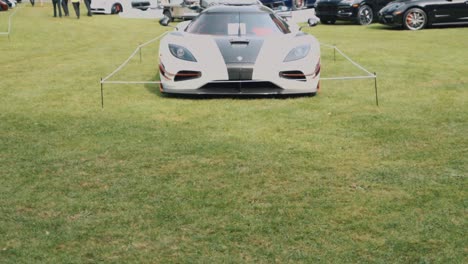 Koenigsegg-Rs1-Blanco-Impecable-Acordonado-En-Una-Exhibición-De-Autos-De-Lujo