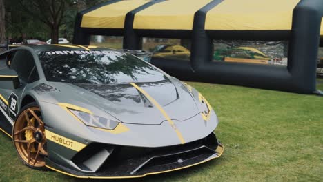 Gris-Lamborghini-Huracan-Super-Estacionamiento-De-Autos-En-Hierba-En-El-Show-De-Autos-De-Lujo