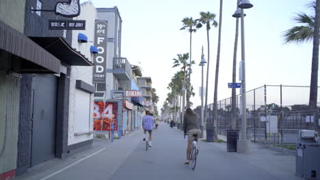 Blick-Auf-Den-Breiten-Spaziergang-Am-Strand-Von-Venedig-Während-Des-Ausbruchs-Des-Coronavirus