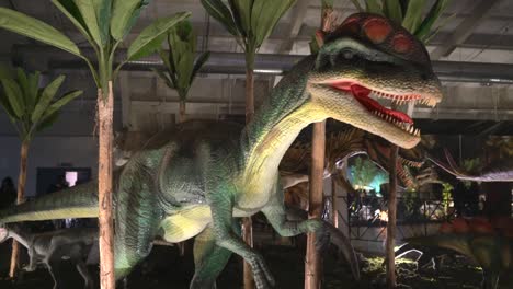 Nahaufnahmevideo-Eines-Lebensgroßen-Dilophosaurus-Dinosauriers,-Der-Mit-Seinem-Langen-Schwanz-Wedelt