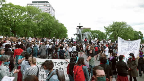 Blm-Rallyists-Alrededor-De-La-Fontaine-De-Tourny-En-La-Ciudad-De-Quebec,-Canadá---Toma-Panorámica